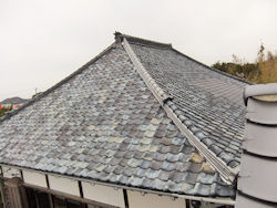 修復された本堂の屋根