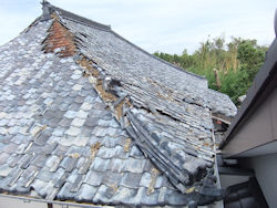 台風の被害を受けた本堂の屋根